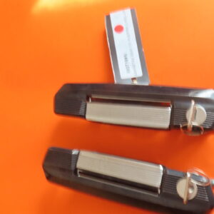 8507199N MANETAS MANECILLAS PUERTAS DELANTERAS DERECHA y IZQUIERDA SEAT-131 NEGRAS y Pulsador CROMADO Precio juego Con la misma llave Con Juntas