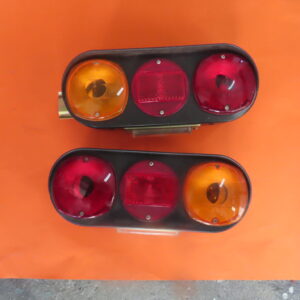 856244JUEGO PILOTOS TRASEROS AVIA y FADISA JUEGO YORKA Con Luz MATRICULA  260mm largo 110mm alto UNIVERSALES CAMIONES Y REMOLQUES LUZ POSICION INTERMITENTE FRENO