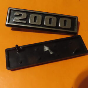 850400808A ANAGRAMA LOGO SEAT-132 2000 23mm ANCHO 82mm LARGO 60mm ENTRA AGUJEROS