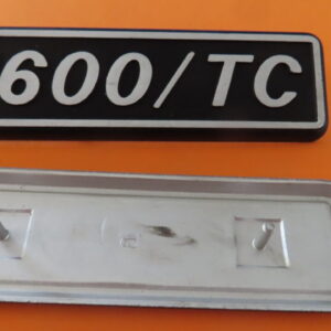 850JD59018005 ANAGRAMA SEAT-131 1600/TC 37mm  124mm LARGO 69 mm ENTRE AGUJEROS