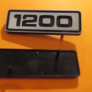 8507262 ANAGRAMA LOGO SEAT-128 1200 25m ANCHO 77mm LARGO 41mm ENTRE AGUJEROS