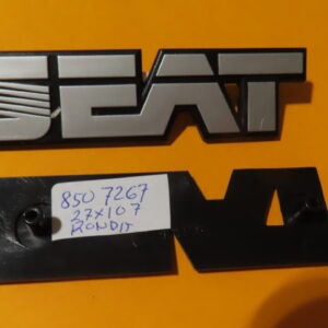 8507267 ANAGRAMA LOGO SEAT RONDA 27mm ANCHO 107mm LARGO .67mm ENTRE AGUJEROS.