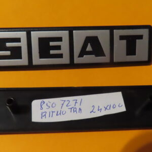 8507271 ANAGRAMA LOGO SEAT RITMO TRASERO 24mm ANCHO 100mm LARGO  .70mm ENTRE Agujeros.