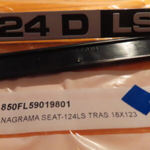 850FL59019801 ANAGRAMA LOGO TRASERO SEAT-124LS 18mm ANCHO 123mm LARGO 110mm ENTRE AGUJEROS