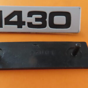 850FL59019810 ANAGRAMA LOGO SEAT-124/LS 1430 TRASERO 19mm ANCHA 70mm LARGO 50mm ENTRE AGUJEROS