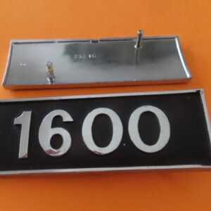 850GA59019801 ANAGRAMA LOGO SEAT-132 1600  Cromada 33mm ANCHO 95mm ENTRE AGUJEROS