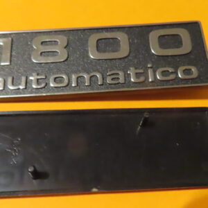 850GE59019803 ANAGRAMA LOGO SEAT-132 1800cc AUTOMATICO 38mm ANCHO 118mm LARGO 48mm entre agujeros