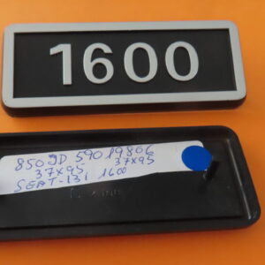 850JD59019806 ANAGRAMA LOGO SEAT-131 1600 37mm ANCHO 95mm LARGO 70mm ENTRA AGUJEROS